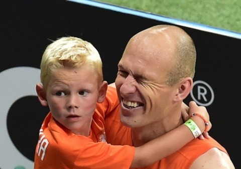Con trai Robben khóc ròng trên khán đài, không thèm nhìn bố - ảnh 5