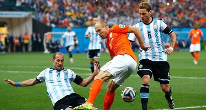 Con trai Robben khóc ròng trên khán đài, không thèm nhìn bố - ảnh 1