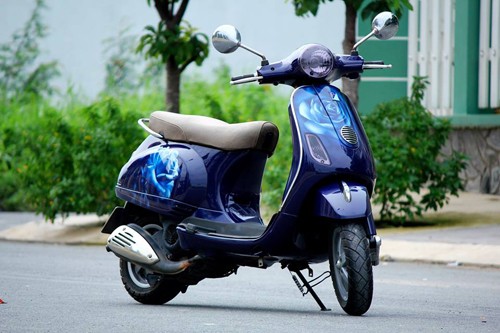 Vespa hoa hồng xanh kiêu kỳ tại Sài Gòn - ảnh 1