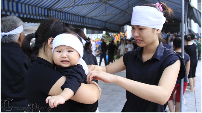 Hàng nghìn người tiễn đưa 18 chiến sỹ hi sinh vụ máy bay rơi - ảnh 12