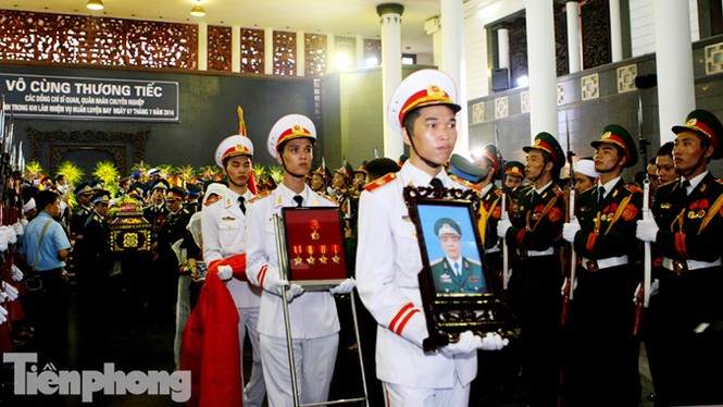 Hàng nghìn người tiễn đưa 18 chiến sỹ hi sinh vụ máy bay rơi - ảnh 7