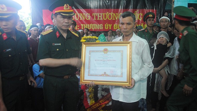Đẫm nước mắt ngày đón các anh về đất mẹ xứ Thanh - ảnh 9
