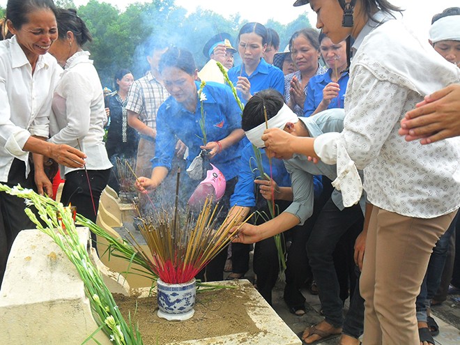Đẫm nước mắt ngày đón các anh về đất mẹ xứ Thanh - ảnh 2