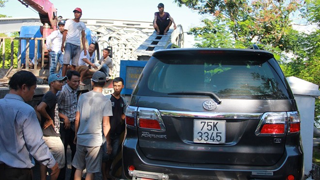 Đâm bật lan can cầu, Fortuner suýt 'tắm' sông - ảnh 1