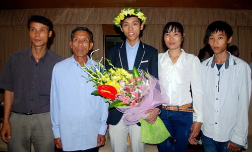 Bố mẹ làm phụ hồ nuôi con đoạt HCV Olympic Toán quốc tế - ảnh 2