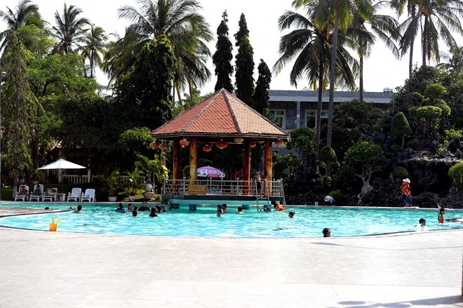 'Thủy triều đỏ' tấn công các resort ven biển Mũi Né - ảnh 13