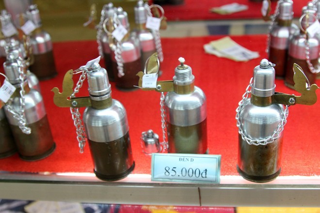 Hàng lưu niệm bằng vỏ đạn ở địa đạo Củ Chi - ảnh 1