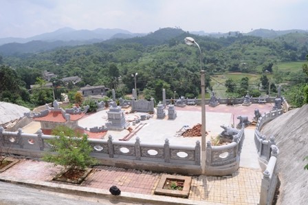 Đại gia Yên Bái: Xẻ núi xây mộ đá 15 tỷ - ảnh 10