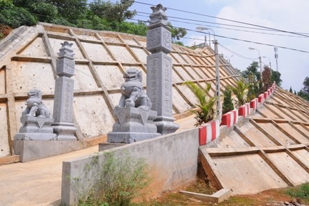 Đại gia Yên Bái: Xẻ núi xây mộ đá 15 tỷ - ảnh 1