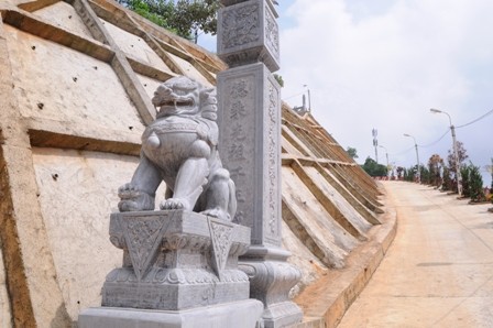 Đại gia Yên Bái: Xẻ núi xây mộ đá 15 tỷ - ảnh 2