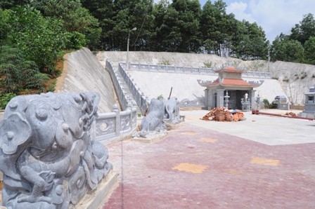 Đại gia Yên Bái: Xẻ núi xây mộ đá 15 tỷ - ảnh 4