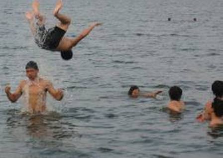 Tắm trước bão Thần Sấm: Một học sinh tử vong, một nguy kịch - ảnh 2