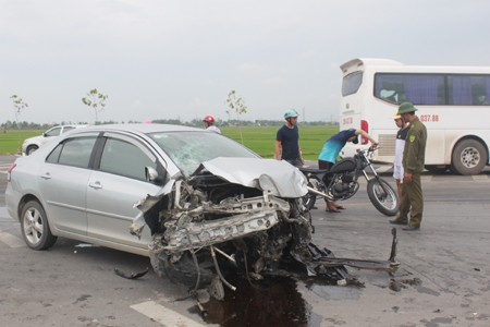 Xe con nát bét đầu sau cú tông ngang xe khách - ảnh 2