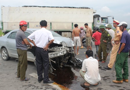 Xe con nát bét đầu sau cú tông ngang xe khách - ảnh 4