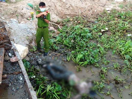 Xác nam thanh niên bị trói 2 chân trôi trên sông - ảnh 1