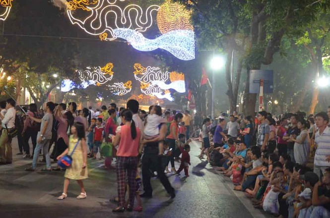 Hàng nghìn người đổ về hồ Hoàn Kiếm xem pháo hoa - ảnh 1