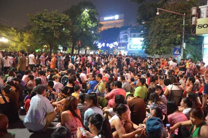 Hàng nghìn người đổ về hồ Hoàn Kiếm xem pháo hoa - ảnh 4