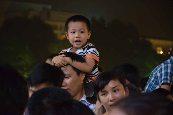 Hàng nghìn người đổ về hồ Hoàn Kiếm xem pháo hoa - ảnh 3