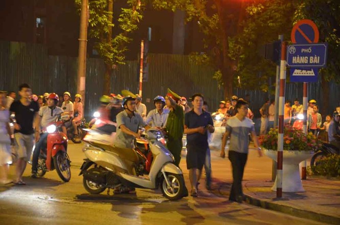 Hàng nghìn người đổ về hồ Hoàn Kiếm xem pháo hoa - ảnh 10