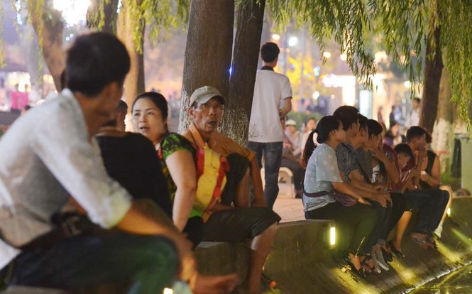 Hàng nghìn người đổ về hồ Hoàn Kiếm xem pháo hoa - ảnh 12