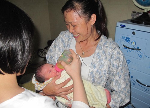 Bé trai sơ sinh 3kg bị bỏ rơi trước cổng nhà dân - ảnh 1