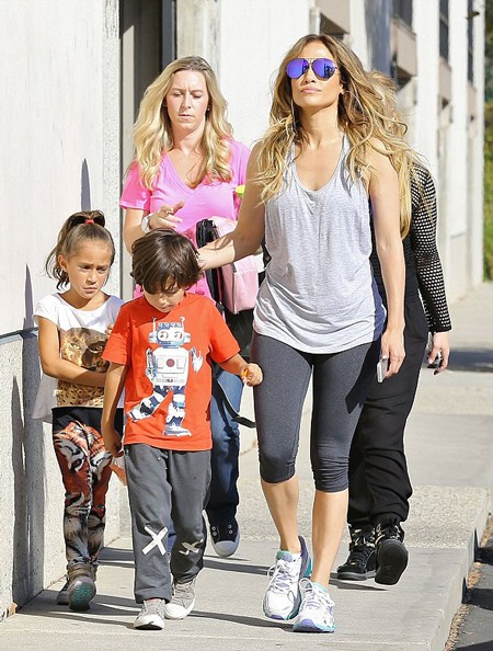 Jennifer Lopez thản nhiên lột áo giữa đường - ảnh 6