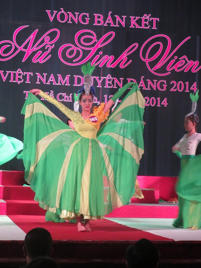 Tranh tài bán kết 'Nữ sinh duyên dáng' khu vực phía nam - ảnh 11