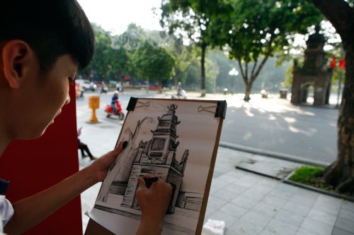 Hà Nội thanh bình nhuộm nắng vàng cuối thu - ảnh 4