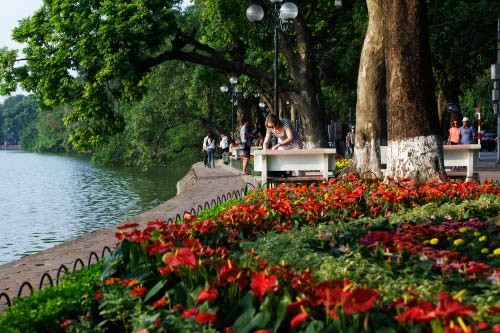 Hà Nội thanh bình nhuộm nắng vàng cuối thu - ảnh 5