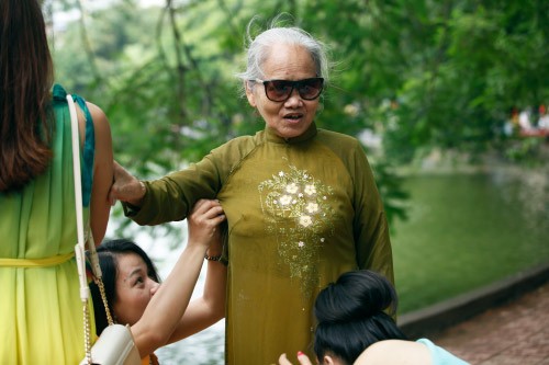 Hà Nội thanh bình nhuộm nắng vàng cuối thu - ảnh 8