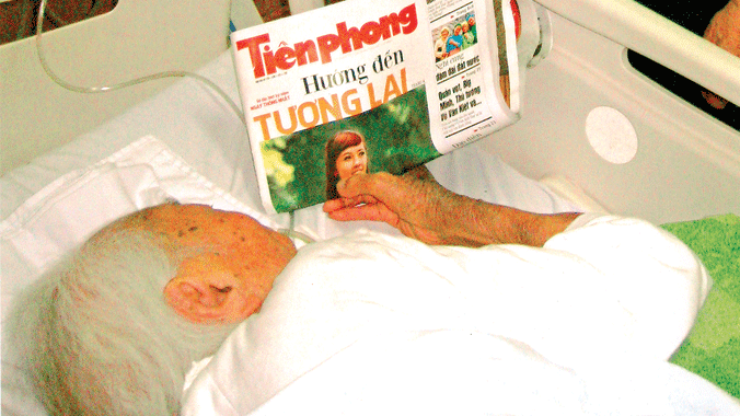 Bức ảnh Đại tướng và báo Tiền Phong - ảnh 1