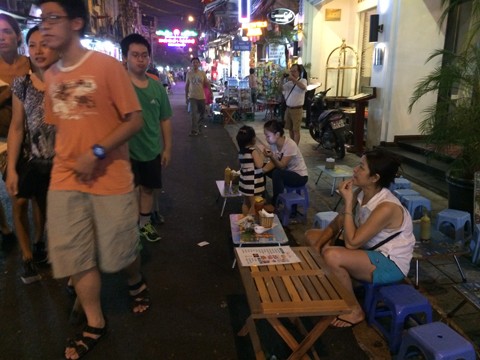 Phố đi bộ Hà Nội: Hàng quán tràn ngập từ vỉa hè đến lòng đường - ảnh 4