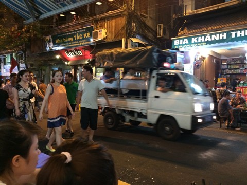 Phố đi bộ Hà Nội: Hàng quán tràn ngập từ vỉa hè đến lòng đường - ảnh 5