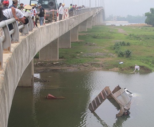 Xe tải đâm gãy lan can cầu, lao xuống sông - ảnh 1