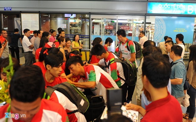 Người hâm mộ quây kín cầu thủ U19 Việt Nam ở Nội Bài - ảnh 4