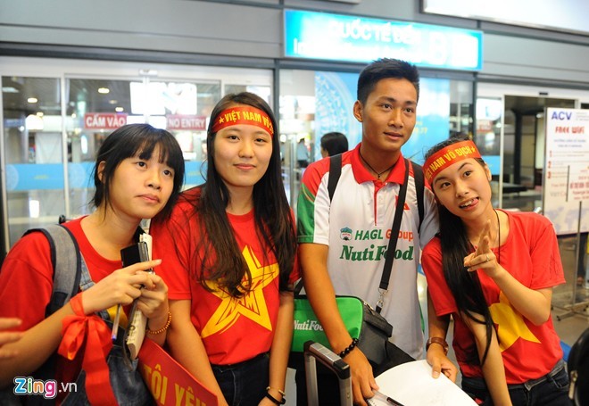 Người hâm mộ quây kín cầu thủ U19 Việt Nam ở Nội Bài - ảnh 7