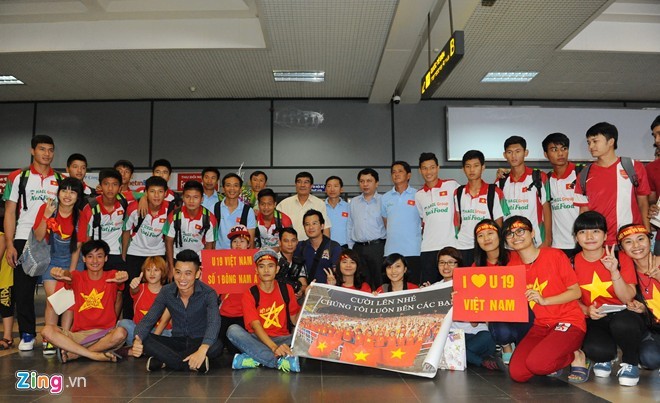 Người hâm mộ quây kín cầu thủ U19 Việt Nam ở Nội Bài - ảnh 8