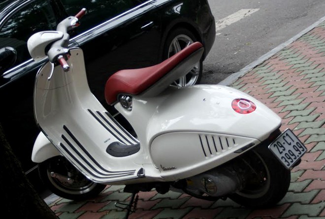 Vespa 946 với biển số đuôi tứ quý 9 ở Hà Nội - ảnh 1