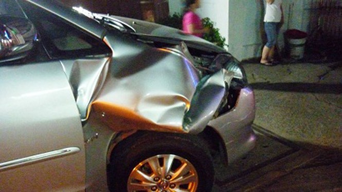 Ôtô tông liên tiếp 6 xe máy, hàng chục người hoảng loạn - ảnh 1
