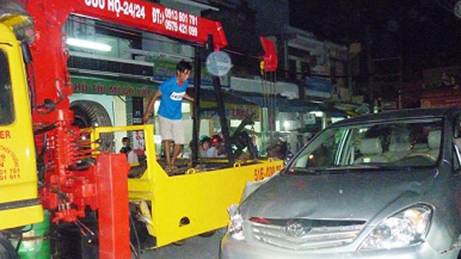 Ôtô tông liên tiếp 6 xe máy, hàng chục người hoảng loạn - ảnh 2