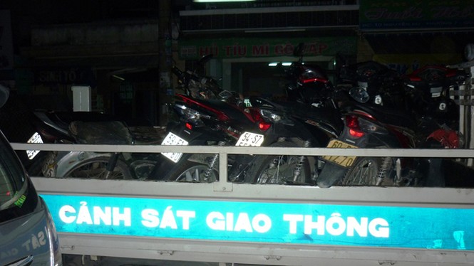 Ôtô tông liên tiếp 6 xe máy, hàng chục người hoảng loạn - ảnh 3
