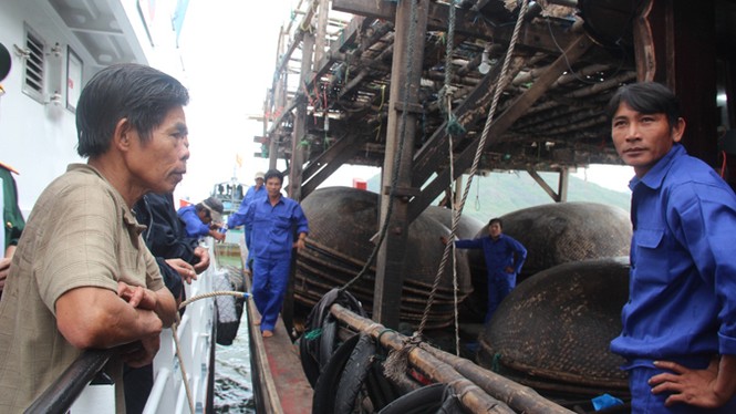 Giải cứu tàu cá cùng 34 thuyền viên gặp nạn trên biển - ảnh 4