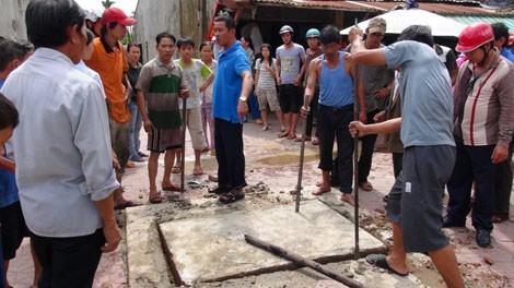 Bé trai thoát chết sau khi chìm 5 phút dưới cống - ảnh 1