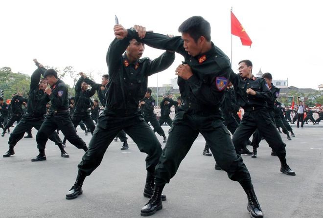 Cảnh sát cơ động phô diễn sức mạnh - ảnh 1
