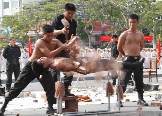 Cảnh sát cơ động phô diễn sức mạnh - ảnh 7