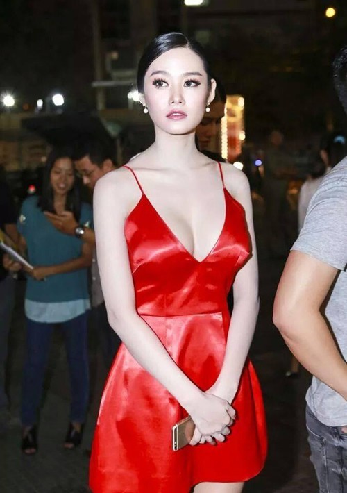 Linh Chi ngày càng 'nghiện' mốt hở ngực - ảnh 8