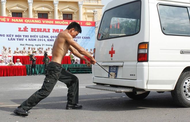 Cảnh sát cơ động phô diễn sức mạnh - ảnh 8