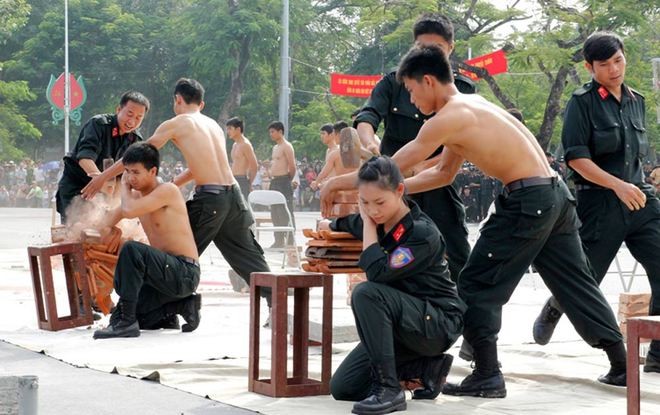 Cảnh sát cơ động phô diễn sức mạnh - ảnh 9
