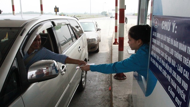 Phát tờ rơi hướng dẫn, điều chỉnh thu phí cao tốc Nội Bài - Lào Cai - ảnh 1