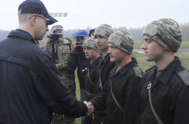 Thủ tướng Ukraine ngồi xe thiết giáp cùng binh sĩ huấn luyện - ảnh 10